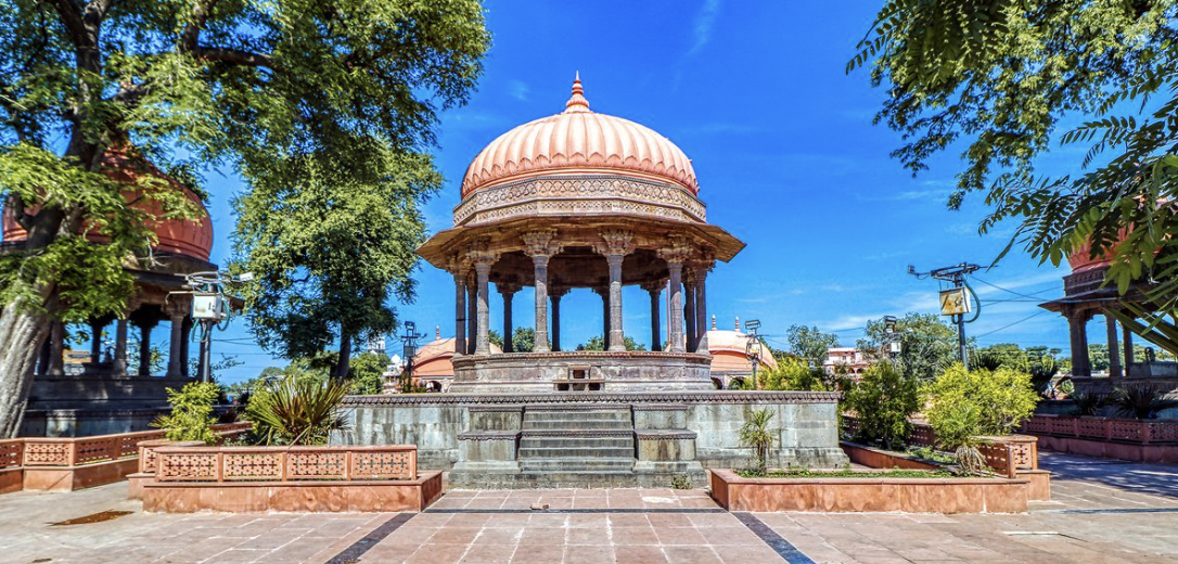 Yoga and meditation sessions in Ujjain spiritual retreat